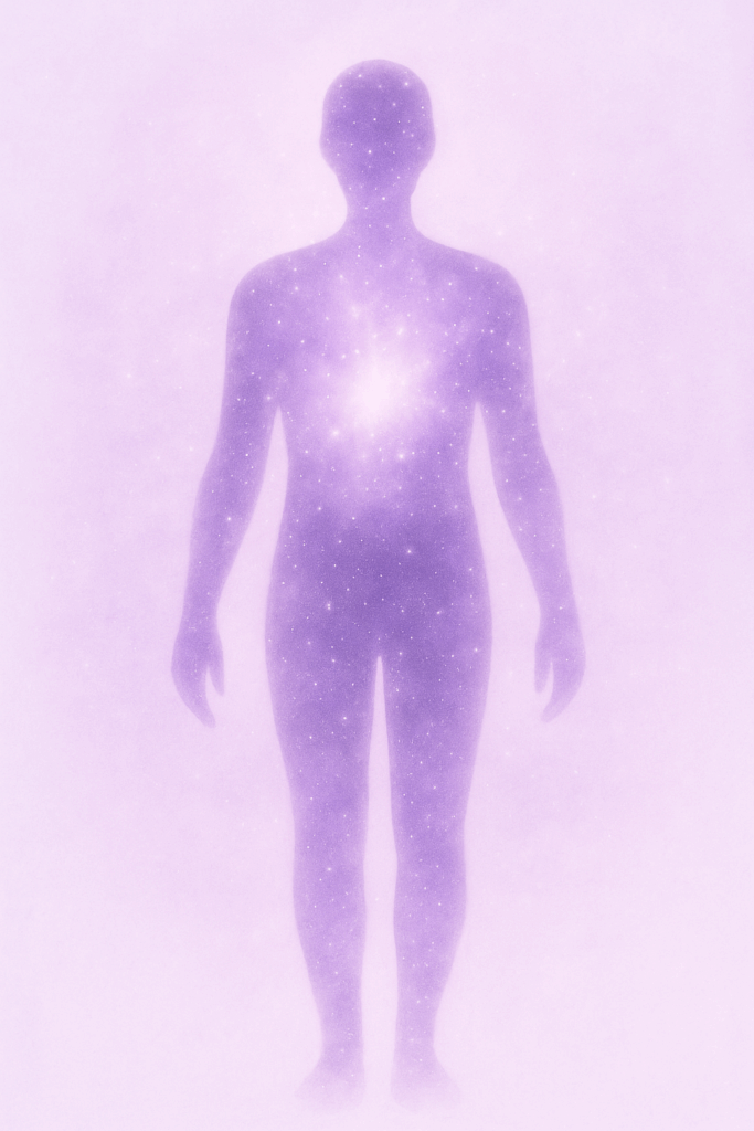 Leuchtende menschliche Silhouette in violettem Licht – Symbol für den Lichtkörper und die innere Rückverbindung von Bewusstsein, Seele und universeller Energie